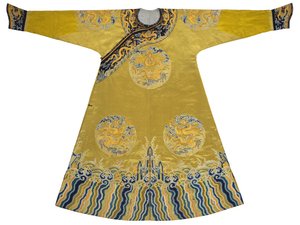 Brodeerattu Qiu Xiangse "Dragon" -viitta, Longpao, 1700-luvun alku (silkki) tekijältä School Chinese