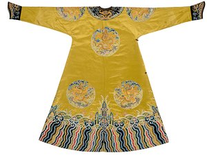 Brodeerattu Qiu Xiangse "Dragon" -viitta, Longpao, 1700-luvun alku (silkki) tekijältä School Chinese
