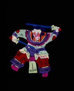 Naishahmo harjoittelemassa kamppailulajeja kahdella heilautuksella. Maalattu paperileikkaus eli "Jian Zhi", kiinalaista kansantaidetta, Pekin.