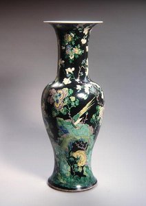 Suuri Famille Noire Yen Yen -maljakko, Kangxi-kausi (1662-1722) (posliini) (katso 272192) tekijältä School Chinese