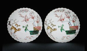 Famille verte -emeleillä koristeltu astiapari Kakiemon-tyyliin, Kangxi-ajalta tekijältä School Chinese
