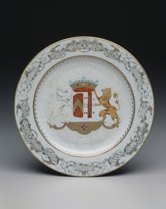Vaakunalautanen, n. 1740 (posliini värillisillä & grisaille-emileillä) tekijältä School Chinese
