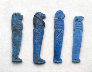 Horuksen pojan amuletti, kreikkalais-roomalainen kausi, 332 eKr.-395 jKr. (sininen fajanssi). tekijältä School Egyptian