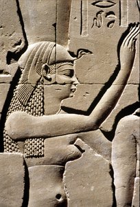 Muinainen Egypti, seinäkaiverrus, jumalatar Isis, Horuksen temppeli, Edfu, 237 - 57 eKr. (kuva) tekijältä School Egyptian