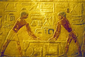 Muinainen Egypti, seinäkaiverrukset/maalaukset, Mastaba/Ti:n hauta, 5. dynastia, Saqqara, työmiehet kiillottavat puuta (kuva) tekijältä School Egyptian