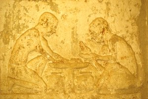 Muinainen Egypti, seinäkaiverrus/maalaus, Petosiriksen hauta, Tuna el Gebel, 300 eKr., Miehet valmistavat voidemaisia lääkkeitä (kuva) tekijältä School Egyptian