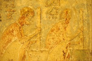 Muinainen Egypti, seinäkaiverrukset/maalaukset, Petosiriksen hauta, Tuna el Gebel, 300 eKr., Työntekijät käyttävät morttelia (kuva). tekijältä School Egyptian
