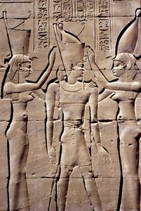Muinainen Egypti, Seinämaalaus/kaiverrus, Kuningas saa kaksoiskruunun Isikseltä ja Nephthysiltä, Horuksen temppeli, Edfu (kuva) tekijältä School Egyptian
