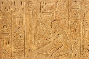 Muinainen Egypti, seinämaalaus/kaiverrus, Harpisti ja Hatsepsutin pää harpun yläosassa, Karnakin temppeli, Luxorissa tekijältä School Egyptian