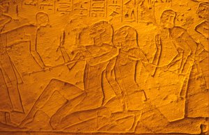 Muinainen Egypti, seinämaalaus/kaiverrus, hettiläisiä vankeja hakataan kepeillä, Ramses II:n ja Nefertarin temppeli, Abu Simbe (kuva) tekijältä School Egyptian