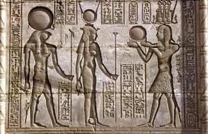 Muinainen Egypti, seinämaalaus/kaiverrus, Horus ja Isis saavat uhrin faraolta, Hathorin temppeli, Dendera (kuva)