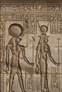 Muinainen Egypti, seinämaalaus/veistos, Horus ja Isis ottavat vastaan uhrilahjan faaraolta, Hathorin temppeli, Dendera (kuva) tekijältä School Egyptian