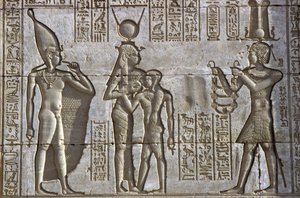 Muinainen Egypti, seinämaalaus/veistos, Isis imettää nuorta faaraota jumalallisen Ihy-lapsen läsnä ollessa, kun faarao tekee uhrilahjan, Hathorin temppeli, Dendera (kuva) tekijältä School Egyptian
