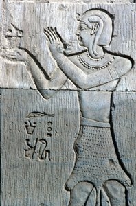 Muinainen Egypti, Seinämaalaus/kaiverrus, Leopardinahkaa käyttävä pappi, joka tarjoaa suitsukkeita, Sebekin ja Horus Kom Ombon temppeli (kuva) tekijältä School Egyptian