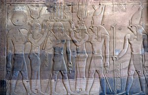 Muinainen Egypti, seinämaalaus/veistos, Ptolemaios XIII esitellään Horukselle, Sebek ja Horuksen temppeli, Kom Ombo (kuva) tekijältä School Egyptian