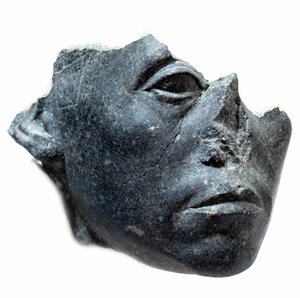 Muinainen egyptiläinen taide: Kuningas Sesostris III:n pää. Patsaan fragmentti. Musta graniittiveistos, noin 1900 eKr. (12. dynastia, noin 1963-1786). Pariisi, Musee du Louvre tekijältä School Egyptian