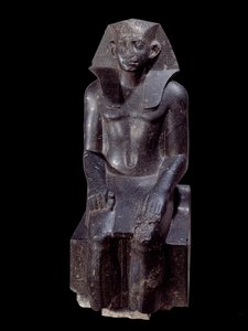 Muinainen egyptiläinen taide: Kuningas Sesostris III -ajan patsas. Dioriittiveistos noin 1870 eKr. (12. dynastia, noin 1963-1786). Medamoudista (Egypti). Korkeus: 1.200 m. Pariisi, Musee du Louvre