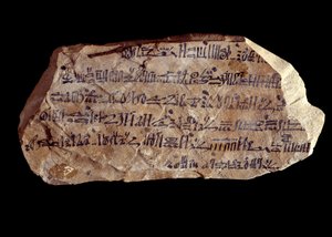Muinaisen Egyptin taide: ostrakon (tai ostracon) (monikko: ostraca tai ostraka) hieraattinen (keramiikkasirpaleet, joihin pyhiä asioita on kirjoitettu). Egyptin uusi valtakunta. Pariisi, Musee du Louvre