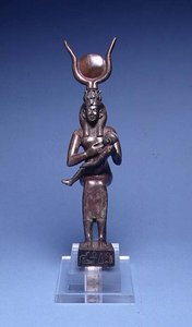 E.122-1954 Iris Nursing Horus (edestä katsottuna) egyptiläinen, 715-525 eKr. (kupariseos) (katso myös 89138) tekijältä School Egyptian