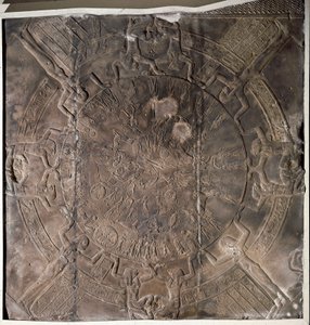 Egyptiläinen antiikki: "" Zodiac"" Matala kohokuvio Osiriksen itäkappelin katosta Hathorin temppelissä Denderahissa. Ptolemaioksen aika (332-30 eKr.) Pariisi, Louvre-museo tekijältä School Egyptian