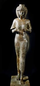 Egyptiläinen antiikki: farao Takelot II:n vaimon kuningatar Karomaman pronssinen patsas. 21. dynastia. Pariisi, Louvre-museo