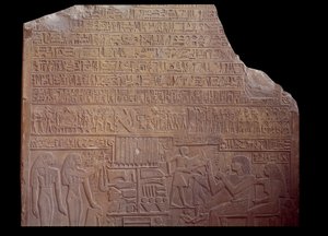 Egyptiläinen antiikki: hautajaisstele, joka on peitetty koodikielellä hieroglyfien muodossa. Pariisi, Louvre-museo tekijältä School Egyptian