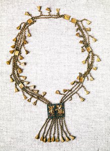 Egyptiläinen antiikki: farao Pinedjemin kultainen kaulakoru. 21. dynastia (noin 1069-945). Pariisi, Louvre-museo tekijältä School Egyptian