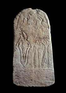 Egyptiläinen antiikki: 16-vuotiaana kuolleen nuoren miehen hautajaisten kalkkikivi. 1. tai 2. vuosisadalla jKr. Epitafia kreikaksi. Abydosista. Pariisi, Louvre-museo tekijältä School Egyptian