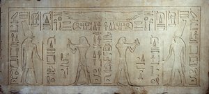 Egyptiläinen antiikki: kalkkikivistele, joka kuvaa kuningas Sesostris III:ta (1862-1843 eKr.) (vas.) nuorena miehenä, oikealla ikäinen mies tarjoaa leipää ja kakkua jumalalle Montille. 1878-1843 eaa. Medamoudista. Pariisi, Louvre-museo tekijältä School Egyptian