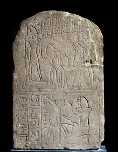 Egyptiläinen antiikki: kalkkikivistele kuningas Anyan kylttioven nimessä. Ripustimessa farao Ramses II tarjoaa suitsukkeita omalle valtavalle jumalalliselle patsalleen. Regne of Ramses II (1279-1213 eKr.). Saqqara serapeumista. Aurinko 0,44x0,3 m Pariisi,  tekijältä School Egyptian