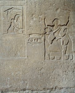 Egyptiläinen antiikin aika: kohokuvio Horminin kalkkikivessä: Sethi I jakaa urhoollisen kauluksen palkinnoksi Horminille, kuninkaan haaremin päällikölle. 19. dynastia (1295-1186 eKr.). Pariisin Louvre-museo tekijältä School Egyptian