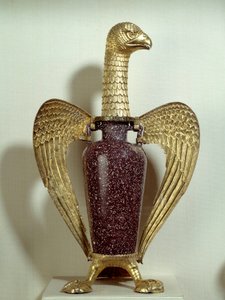 Sugerin (abbe Suger) "Kotka"-nimellä tunnettu maljakko: Egyptissä Rooman valtakunnan alaisuudessa valmistettu maljakko, joka on kiinnitetty kultaiseen hopeatukeen ja edustaa Saint-Denisissä 1100-luvulla valmistettua kotkaa. Se on osa Saint-Denis