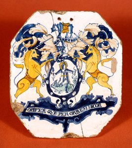 Apteekkilaatta, jossa on Lontoon Worshipful Society of Apothecaries -yhdistyksen vaakuna ja motto (keraaminen) tekijältä School English