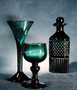 L–R: Koristeltu viinilasi, pyöreä lasi ja karahvi, 1700-luvun loppu - 1800-luvun alku (vihreä lasi) tekijältä School English