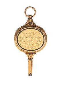 Memento mori -kaiverrettu kelloavain, jossa on Martha Wayles Jeffersonin hiuslukko, ranska tai englanti, 1700-luvun loppu - 1800-luvun alku (kulta) (katso myös 711002)