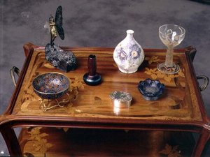 Loetzin irisoiva lasimaljakko, Argy Rousseaun pate-de-verre-rusetti ja Laliquen muovattu ja syövytetty lasi (kuva) tekijältä School French