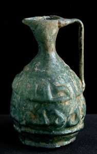 Pieni lasinen amfora kirjoituksilla. 9-10-luvulla Irakista. Himmeä. 8,9 cm Pariisi, Musee du Louvre