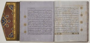 Sivu Koraanista, n. 1450-1560 (muste ja kulta paperille, nahka)