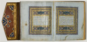 Sivu Koraanista, n. 1450-1560 (muste ja kulta paperille, nahka)