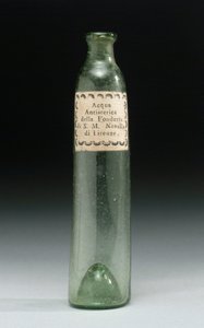 Pullo, joka sisälsi hysteriaa torjuvaa vettä Hänen kuninkaallisen korkeutensa valimosta, Officina Profumo, Farmaceutica di Santa Maria Novella, Firenze, n. 1850-1920 (lasi) tekijältä School Italian