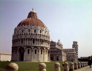 Keskiaikainen arkkitehtuuri: näkymä Baptistere-tornille (rakennettu vuosina 1153–1353), Pisan tuomiokirkolle (katedraali tai Duomo) ja tornille (alkoi vuonna 1064) Campo dei Miracolilla (Piazza des Miracles), Italiassa. tekijältä School Italian