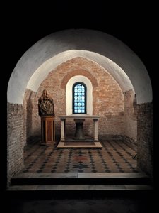 Näkymä Pyhän Vincentin ja Anastasiuksen kirkon ensimmäisestä kappelista, 625-1221 Tre Fontanen luostari (Tre-Fontanen luostari tai Kolmen suihkulähteen luostari) lähellä Roomaa Italiaa (näkymä Pyhän Vincentin ja Anastasiuksen kirkon ensimmäisestä kappelist tekijältä School Italian