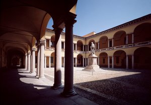 Näkymä sisäpihalle, jossa on Alessandro Voltan patsas (1878) tekijältä School Italian