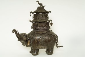 Figuuri elefantista, jolla on Howdah-kangas, taidokas vyöruusu ja pagodin rakennus (pronssi) tekijältä Japanese School