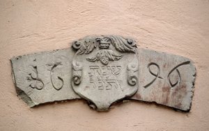 Juutalaisten kuja Obernaissa (67). Palvontapaikat: kaiverrus, jossa on heprealainen päivämäärä ja vastaava kristillisen aikakauden päivämäärä: 1696. Synagoga rakennettiin tiettävästi kaksi vuotta intendantin La Grangen luvalla, mikä mahdollisti J.