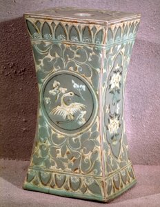 Taidepohja: keraaminen tyyny. Koryo-kausi, 1100-luvun loppu. Kuvataidemuseo, Duksoon palatsi, Korea tekijältä School Korean