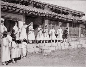 Jousimiehet Soulin vanhassa palatsissa Koreassa, 1800-luvun loppu tekijältä School Korean