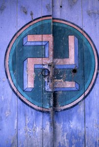 Buddhalaisuuden symboli yhdellä Tongdosa-temppelin porteista Pusanin alueella Koreassa.