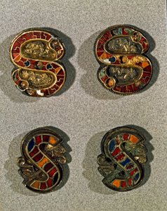 Keskiajan arkeologia (keskiaika). Lombardian barbaaritaide: S-kirjaimen muotoinen vyön fibule (solki). Esine kultaa ja moniväristä emalia. Lombard-taide, 6. - 7. vuosisata. Italia, Cividale del Friuli, Arkeologinen museo tekijältä School Lombard