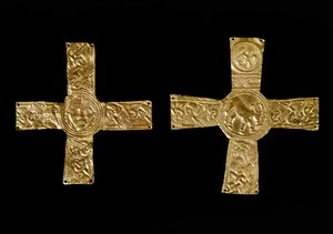 Keskiajan arkeologia (keskiaika). Lombardian barbaaritaide: rintaristit kultalehdissä. Lombard-taide 700-luvulla. Italia, Cividale del Friuli, Arkeologinen museo tekijältä School Lombard